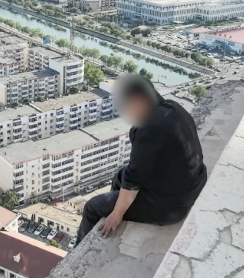 他坐在31楼外大哭，此时妈妈打来了电话……