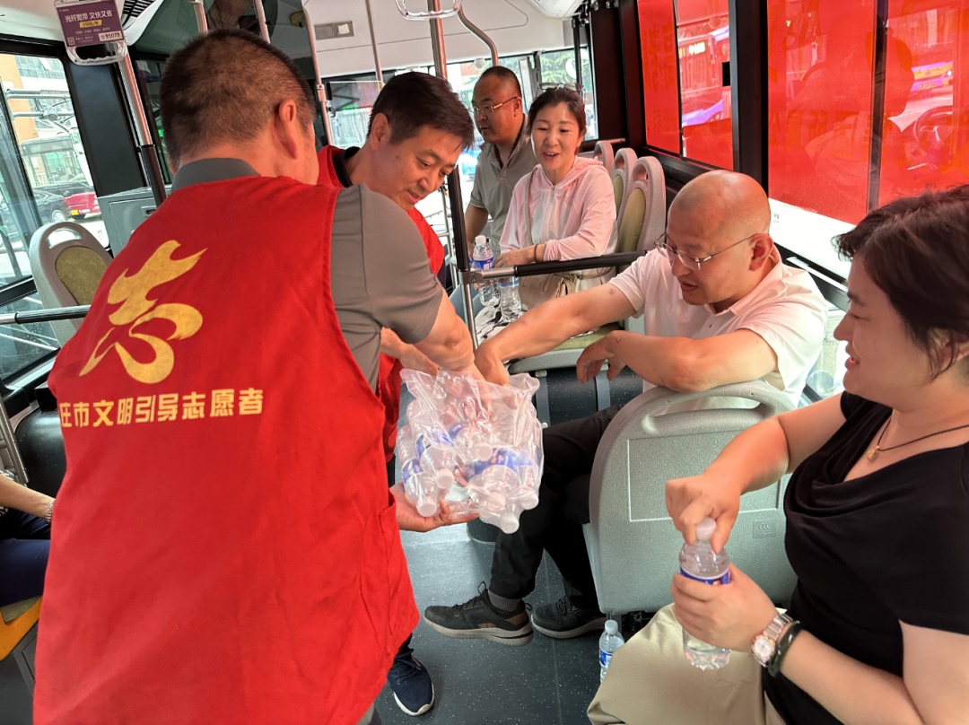 2025年高考考场外总有温暖令人感动 2025年高考考场外总有温暖令人感动