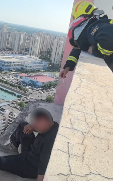 他坐在31楼外大哭，此时妈妈打来了电话……