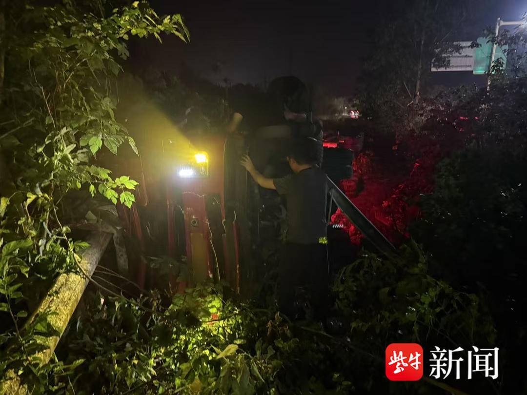 遇货车侧翻 民警办案途中紧急出手救出被困司机