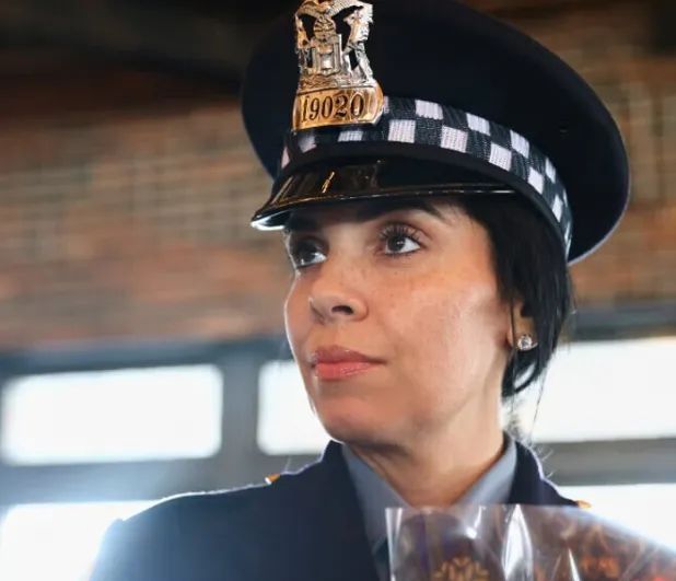 致命误击，芝加哥女警执勤时被同事的子弹击中，送医路上车辆起火