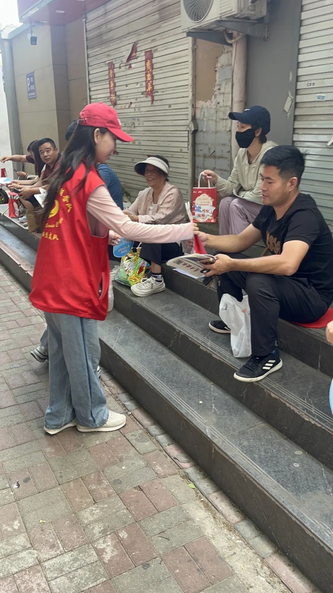 2025年高考考场外总有温暖令人感动 2025年高考考场外总有温暖令人感动