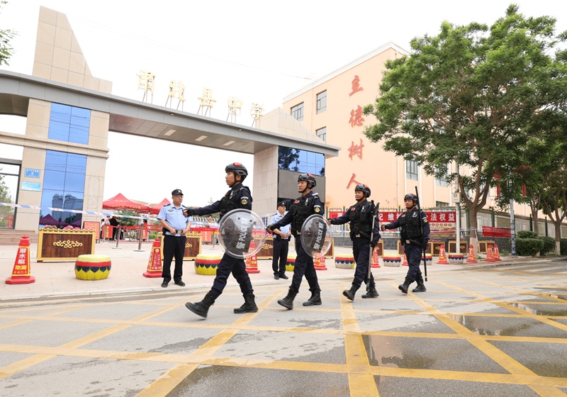 定格“赶考”瞬间!一组图记录2025年高考的无声守望 定格“赶考”瞬间!一组图记录2025年高考的无声守望