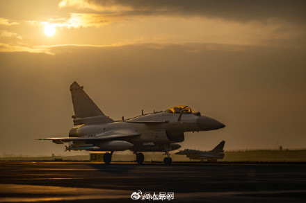 鹰击长空!歼-10飞行员视角带你上云端 鹰击长空!歼-10飞行员视角带你上云端