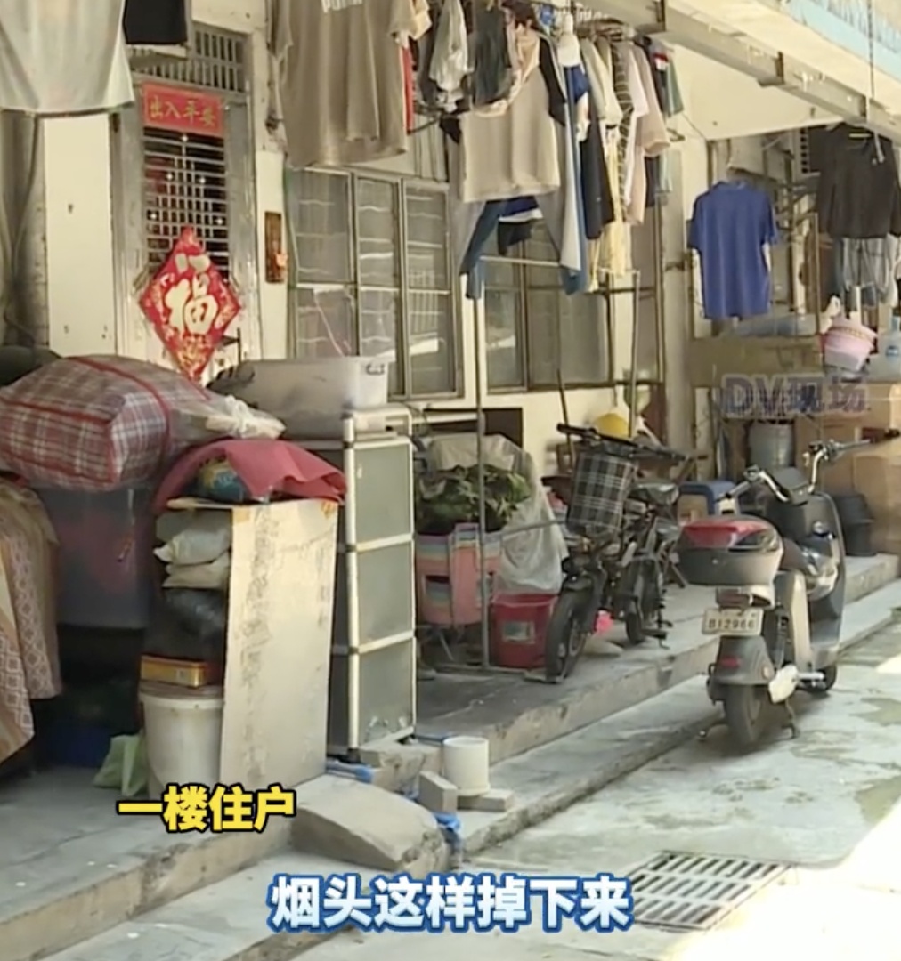 有人曾被砸到脑震荡!广州一小区频现高空抛物→ 有人曾被砸到脑震荡!广州一小区频现高空抛物→