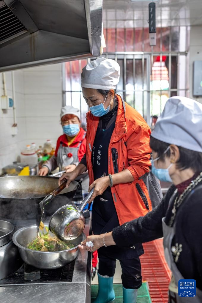 为实现女儿遗愿，她创办这间食堂照顾数百孤寡老人