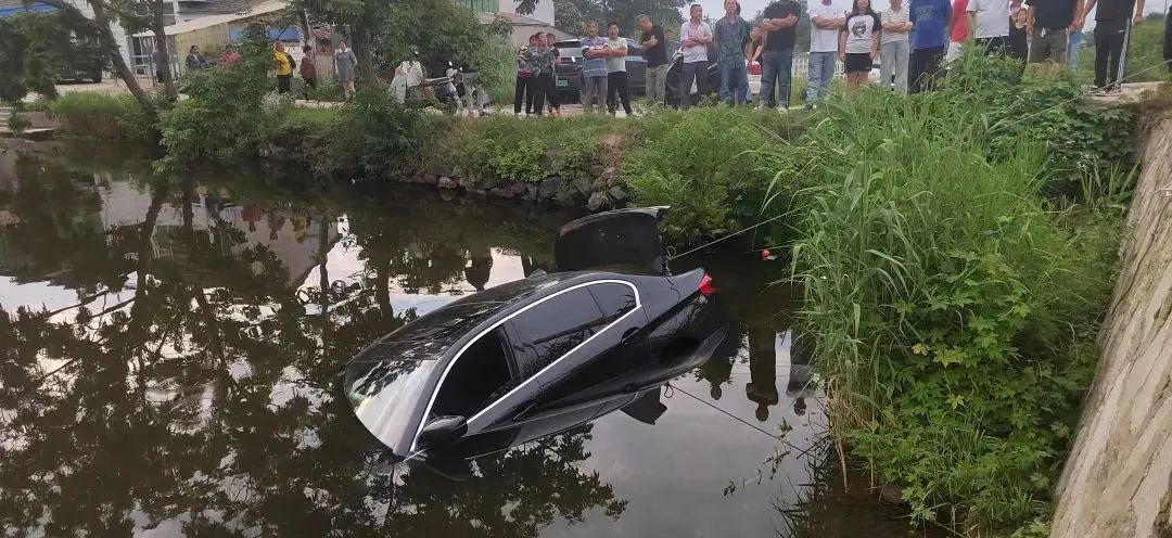 事发镇江！一车辆失控冲进池塘......