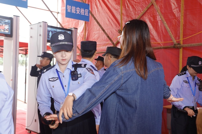 定格“赶考”瞬间!一组图记录2025年高考的无声守望 定格“赶考”瞬间!一组图记录2025年高考的无声守望