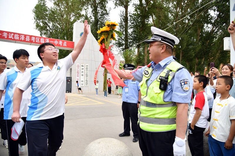 定格“赶考”瞬间!一组图记录2025年高考的无声守望 定格“赶考”瞬间!一组图记录2025年高考的无声守望