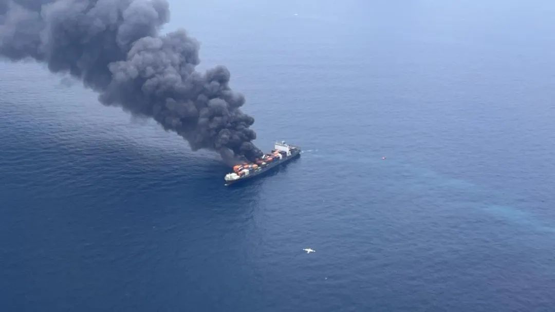 一艘集装箱船在印度附近海域爆炸，4人失踪，5人受伤