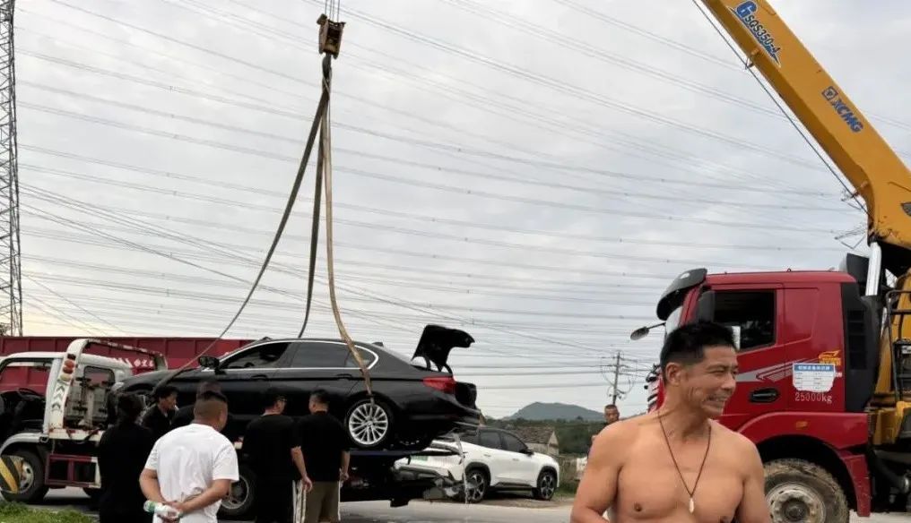 事发镇江！一车辆失控冲进池塘......
