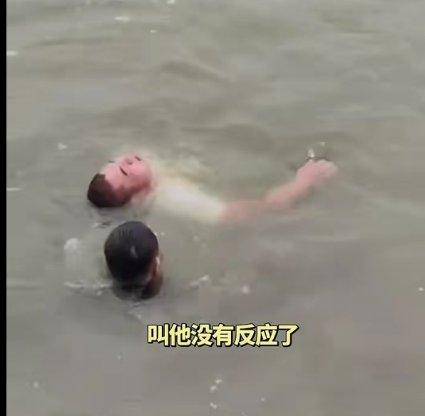 “再救你就没命了!”给母亲跪下磕头后,河南籍现役军人第五次跳入水中...... “再救你就没命了!”给母亲跪下磕头后,河南籍现役军人第五次跳入水中......