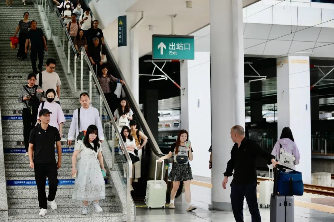 列车即将进站,两名客运员拼命跑向一名旅客 列车即将进站,两名客运员拼命跑向一名旅客