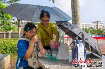 海口:高考考点外的爱心便当 海口:高考考点外的爱心便当