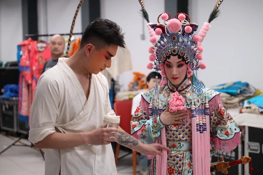 女演员意外受伤！脸部缝了6针，3天后如期登台