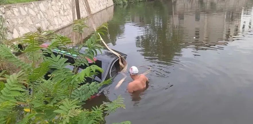 事发镇江！一车辆失控冲进池塘......