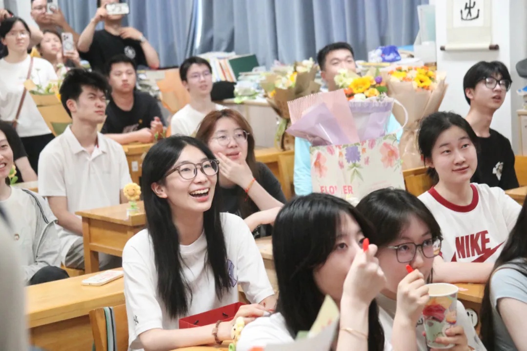 高考结束!考场外沸腾了!这些场面令人动容…… 高考结束!考场外沸腾了!这些场面令人动容……