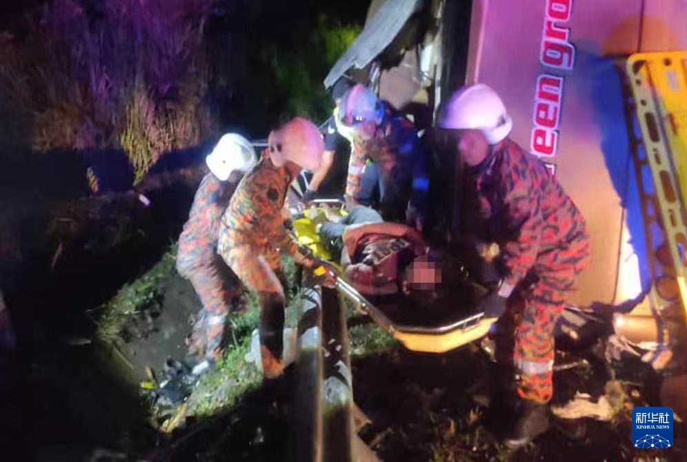 马来西亚15名学生在车辆相撞事故中身亡