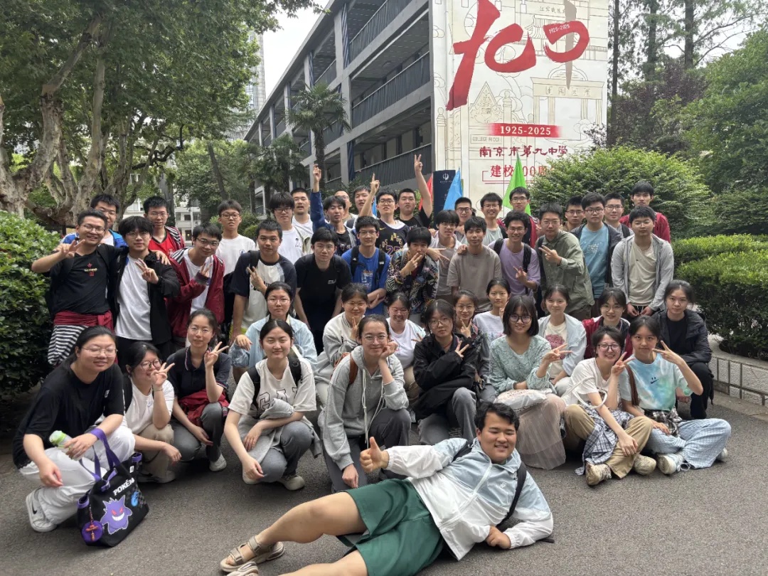 高考结束!考场外沸腾了!这些场面令人动容…… 高考结束!考场外沸腾了!这些场面令人动容……