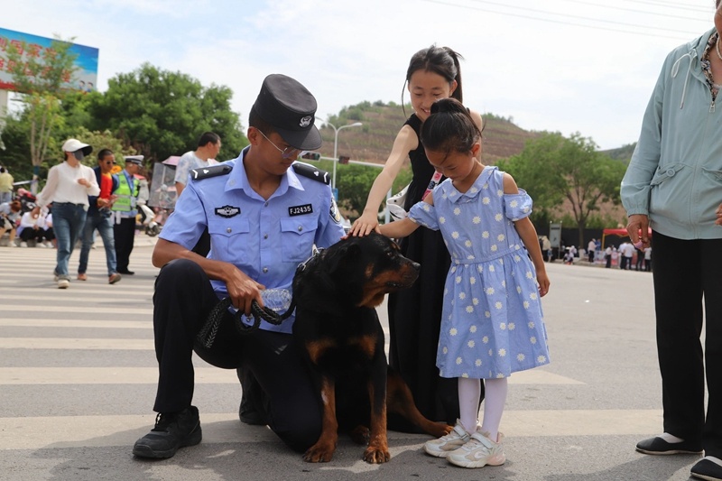 定格“赶考”瞬间!一组图记录2025年高考的无声守望 定格“赶考”瞬间!一组图记录2025年高考的无声守望
