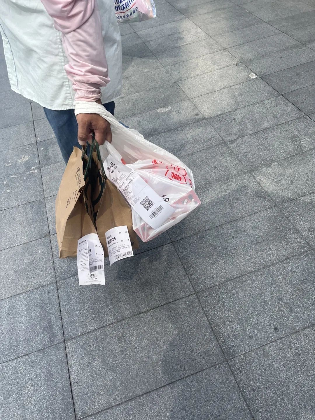 知名女演员送外卖？许多网友偶遇了！