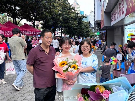 高考考场外全是抱着向日葵的家长