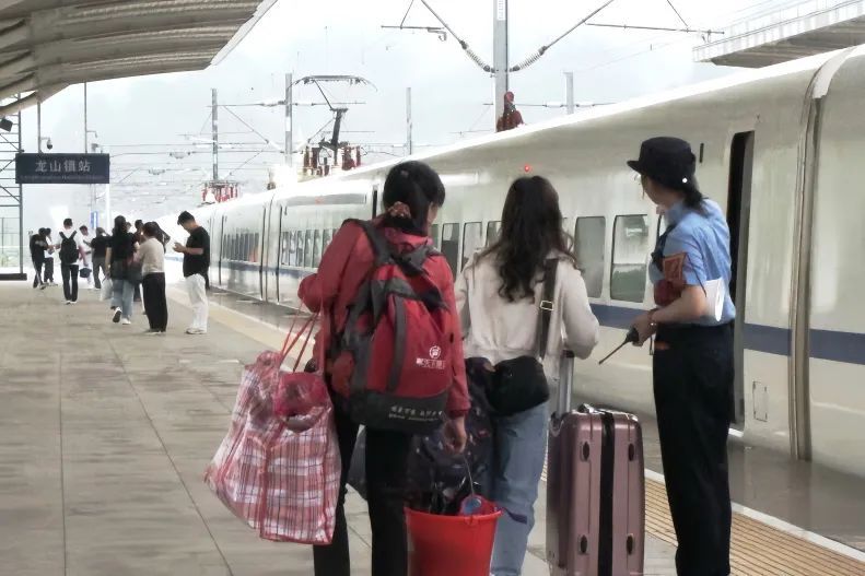 列车即将进站,两名客运员拼命跑向一名旅客 列车即将进站,两名客运员拼命跑向一名旅客