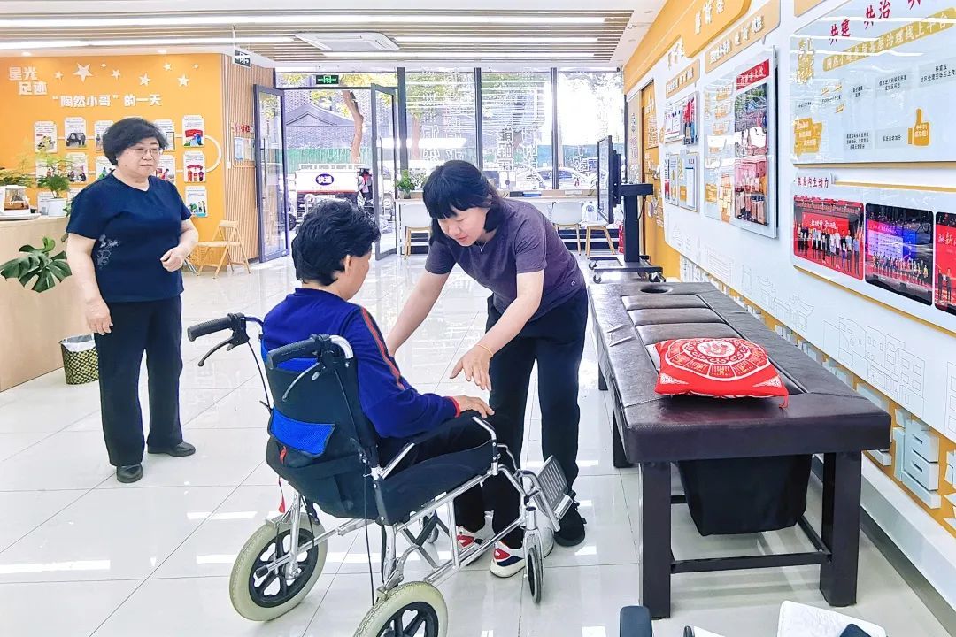 陶然亭街道聚焦失能老人照护，开展家庭照护者专业技能培训