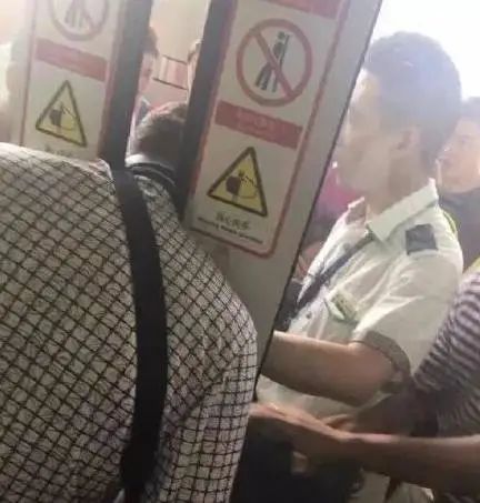 乘客“甩包”逼停地铁，还有人尝试关门瞬间伸手！切记“冲门”如同“玩命”！