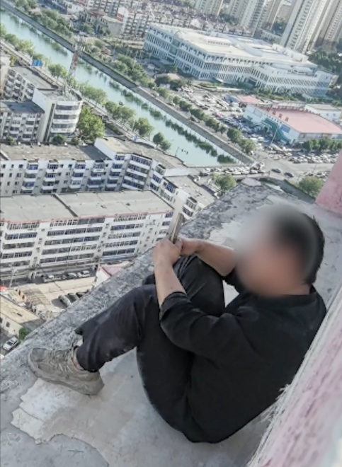 他坐在31楼外大哭，此时妈妈打来了电话……