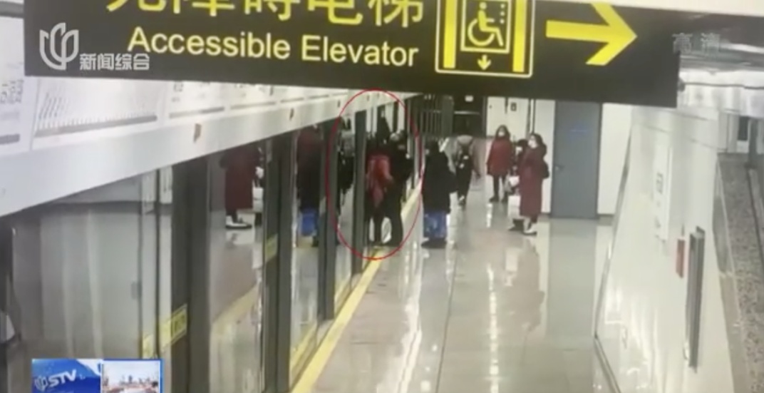 乘客“甩包”逼停地铁，还有人尝试关门瞬间伸手！切记“冲门”如同“玩命”！