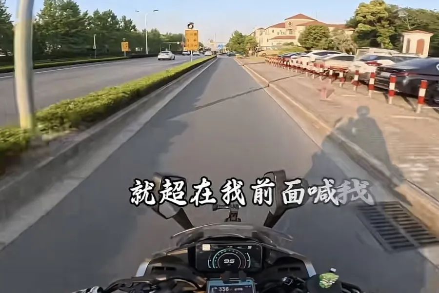 事发上海！为“赶考”在非机动车道开摩托速度超90码？警方通报：将处罚