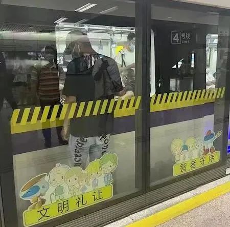 乘客“甩包”逼停地铁，还有人尝试关门瞬间伸手！切记“冲门”如同“玩命”！