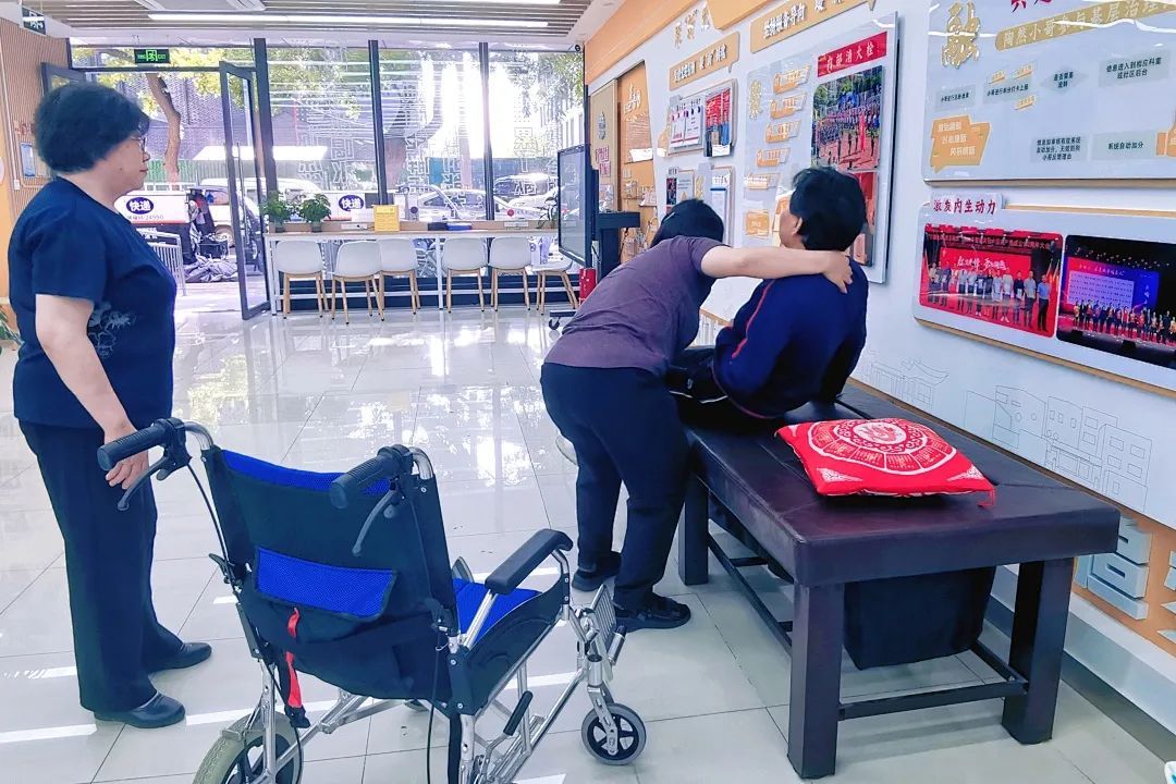 陶然亭街道聚焦失能老人照护，开展家庭照护者专业技能培训