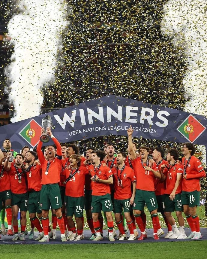 C罗40岁夺生涯第36冠,赛后喜极而泣,仰天长啸 C罗40岁夺生涯第36冠,赛后喜极而泣,仰天长啸