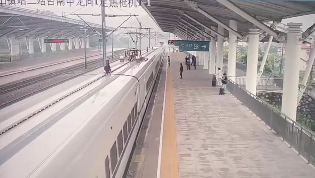 列车即将进站,两名客运员拼命跑向一名旅客 列车即将进站,两名客运员拼命跑向一名旅客