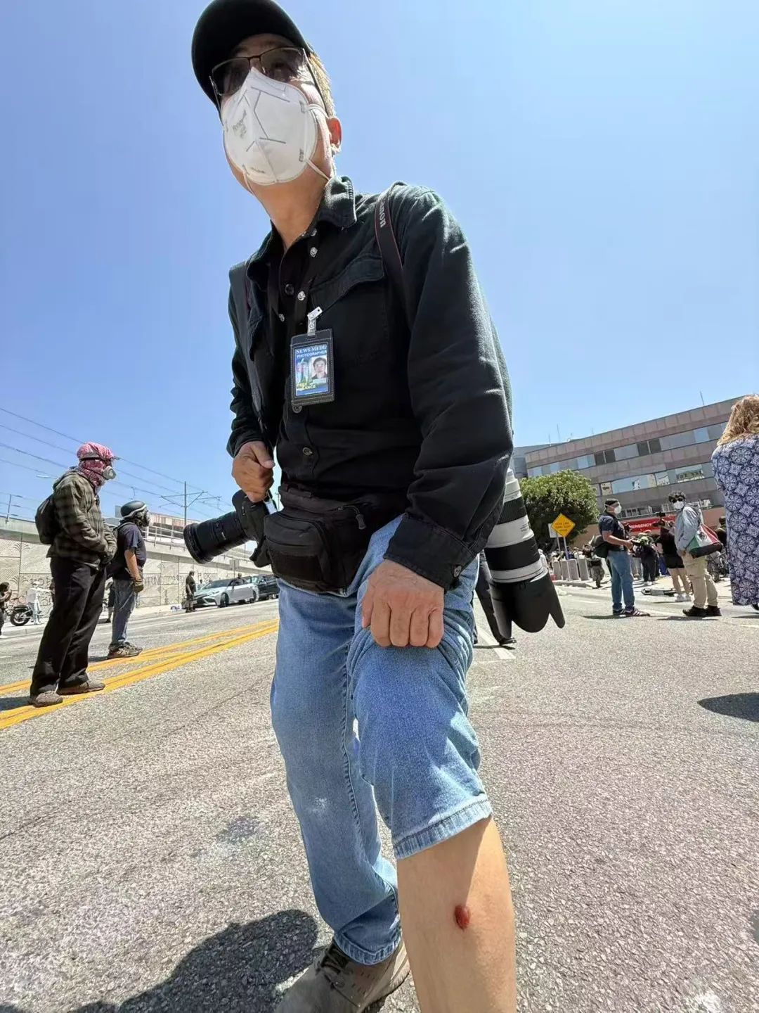 直击洛杉矶冲突现场：军警不断用催泪瓦斯和橡皮子弹攻击，记者多次被击中