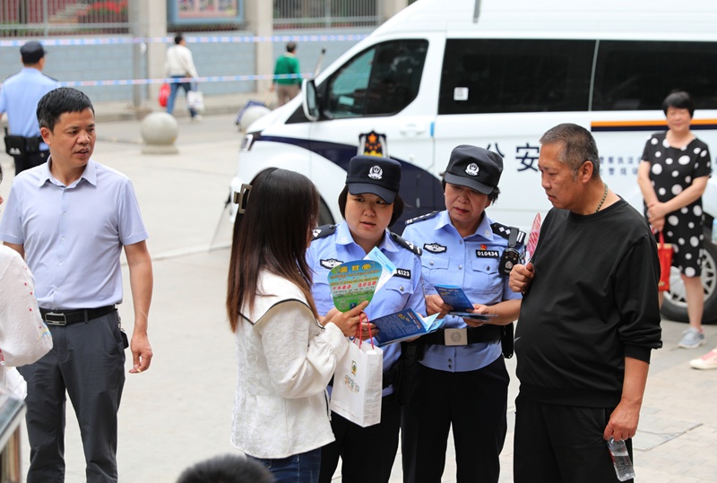 定格“赶考”瞬间!一组图记录2025年高考的无声守望 定格“赶考”瞬间!一组图记录2025年高考的无声守望