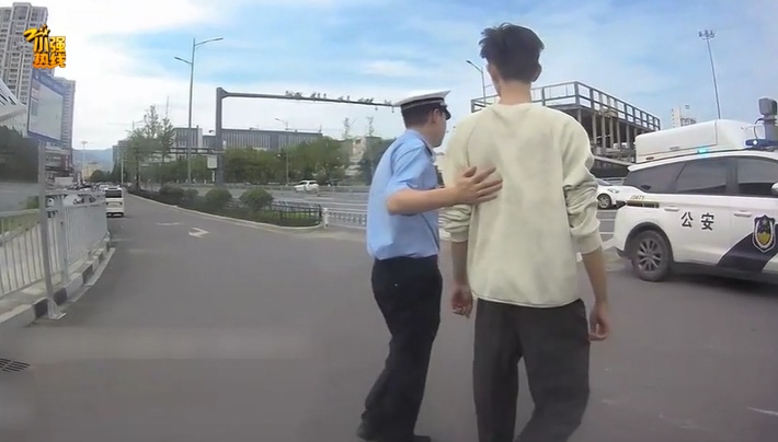 交警都惊呆了!男子骑车不戴头盔被查,核查身份后,竟然是… 交警都惊呆了!男子骑车不戴头盔被查,核查身份后,竟然是…