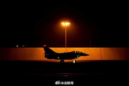 鹰击长空!歼-10飞行员视角带你上云端 鹰击长空!歼-10飞行员视角带你上云端