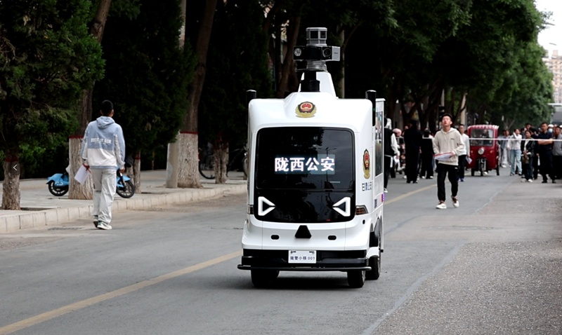 定格“赶考”瞬间!一组图记录2025年高考的无声守望 定格“赶考”瞬间!一组图记录2025年高考的无声守望