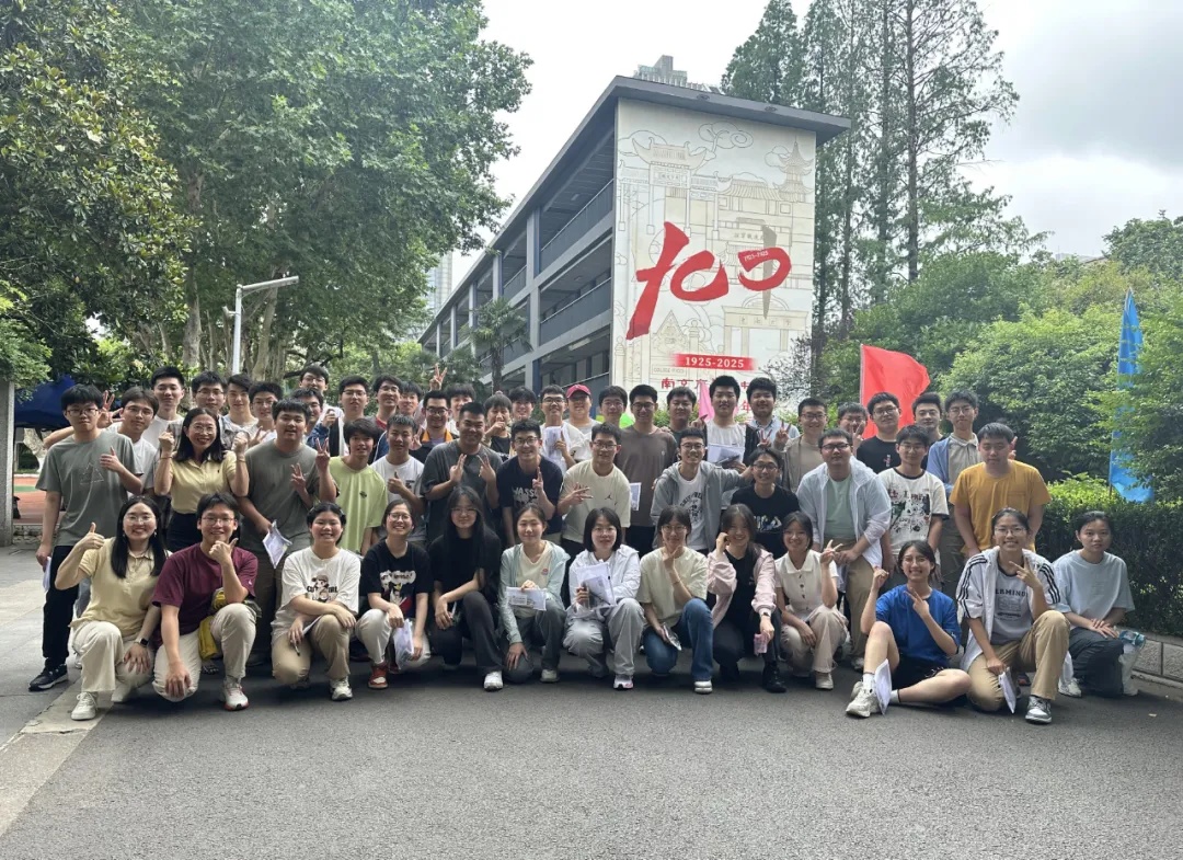 高考结束!考场外沸腾了!这些场面令人动容…… 高考结束!考场外沸腾了!这些场面令人动容……