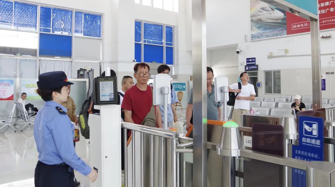 列车即将进站,两名客运员拼命跑向一名旅客 列车即将进站,两名客运员拼命跑向一名旅客