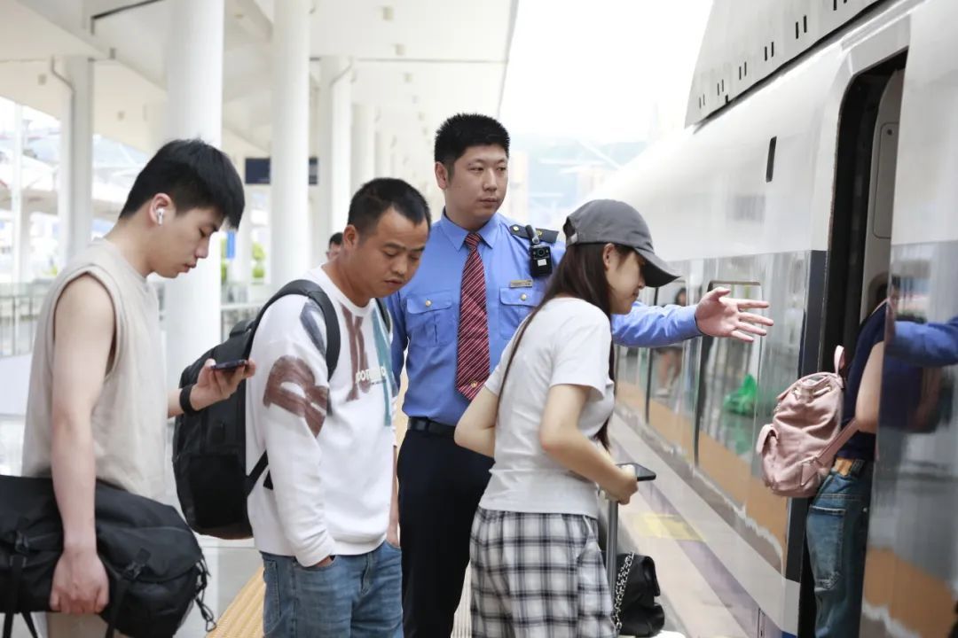 列车即将进站,两名客运员拼命跑向一名旅客 列车即将进站,两名客运员拼命跑向一名旅客