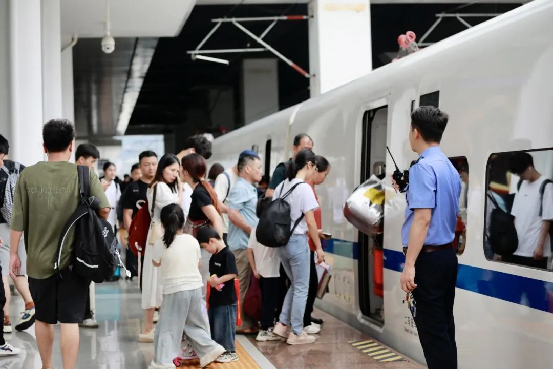 列车即将进站,两名客运员拼命跑向一名旅客 列车即将进站,两名客运员拼命跑向一名旅客