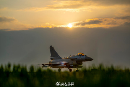 鹰击长空!歼-10飞行员视角带你上云端 鹰击长空!歼-10飞行员视角带你上云端