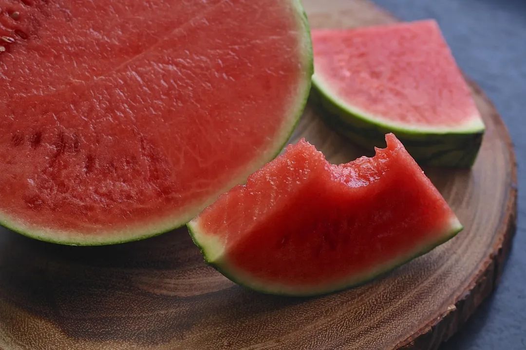 切好的西瓜能买吗？夏季吃瓜，这些要注意——