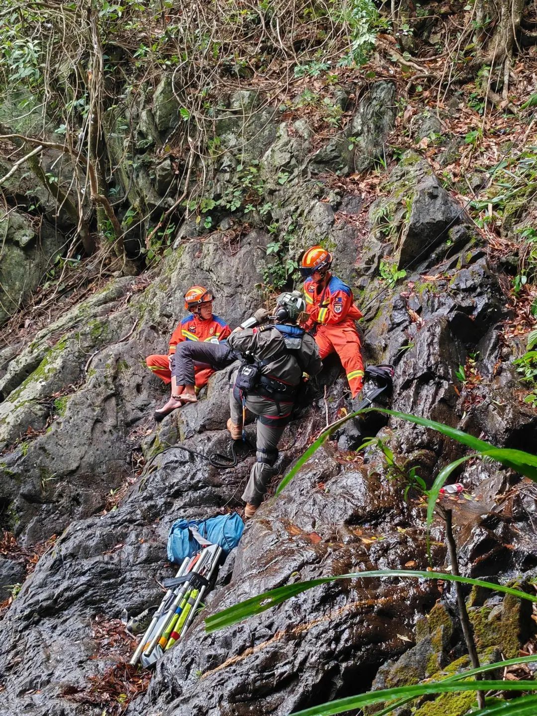 深圳一男子坠崖,瞳孔、双耳出血…… 深圳一男子坠崖,瞳孔、双耳出血……