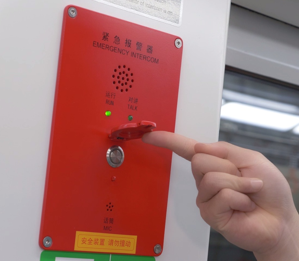乘客“甩包”逼停地铁，还有人尝试关门瞬间伸手！切记“冲门”如同“玩命”！