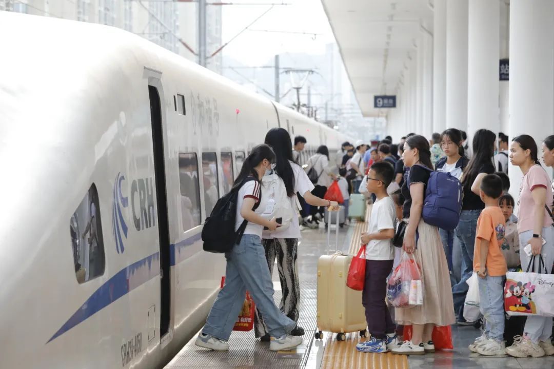 列车即将进站,两名客运员拼命跑向一名旅客 列车即将进站,两名客运员拼命跑向一名旅客